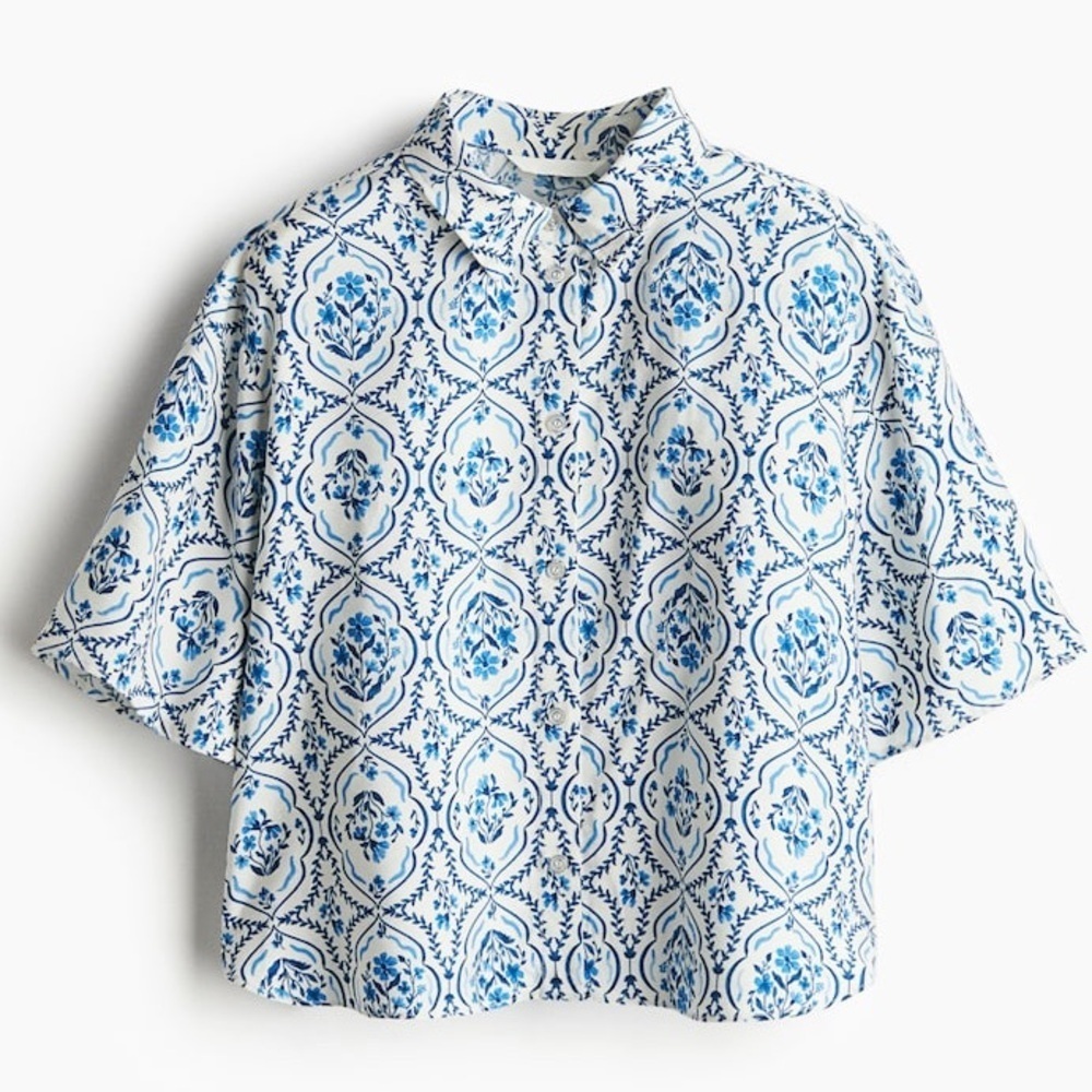 H&M Blue And White Patterned Short Sleeved Twill Button Down Shirt Size Small